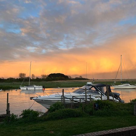 Hot Tub With A View - Christchurch Harbour Екстер'єр фото