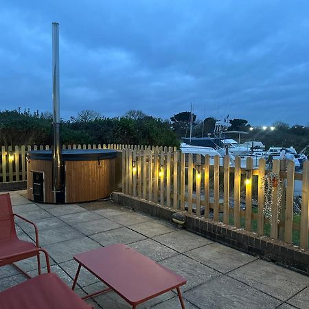 Hot Tub With A View - Christchurch Harbour Екстер'єр фото