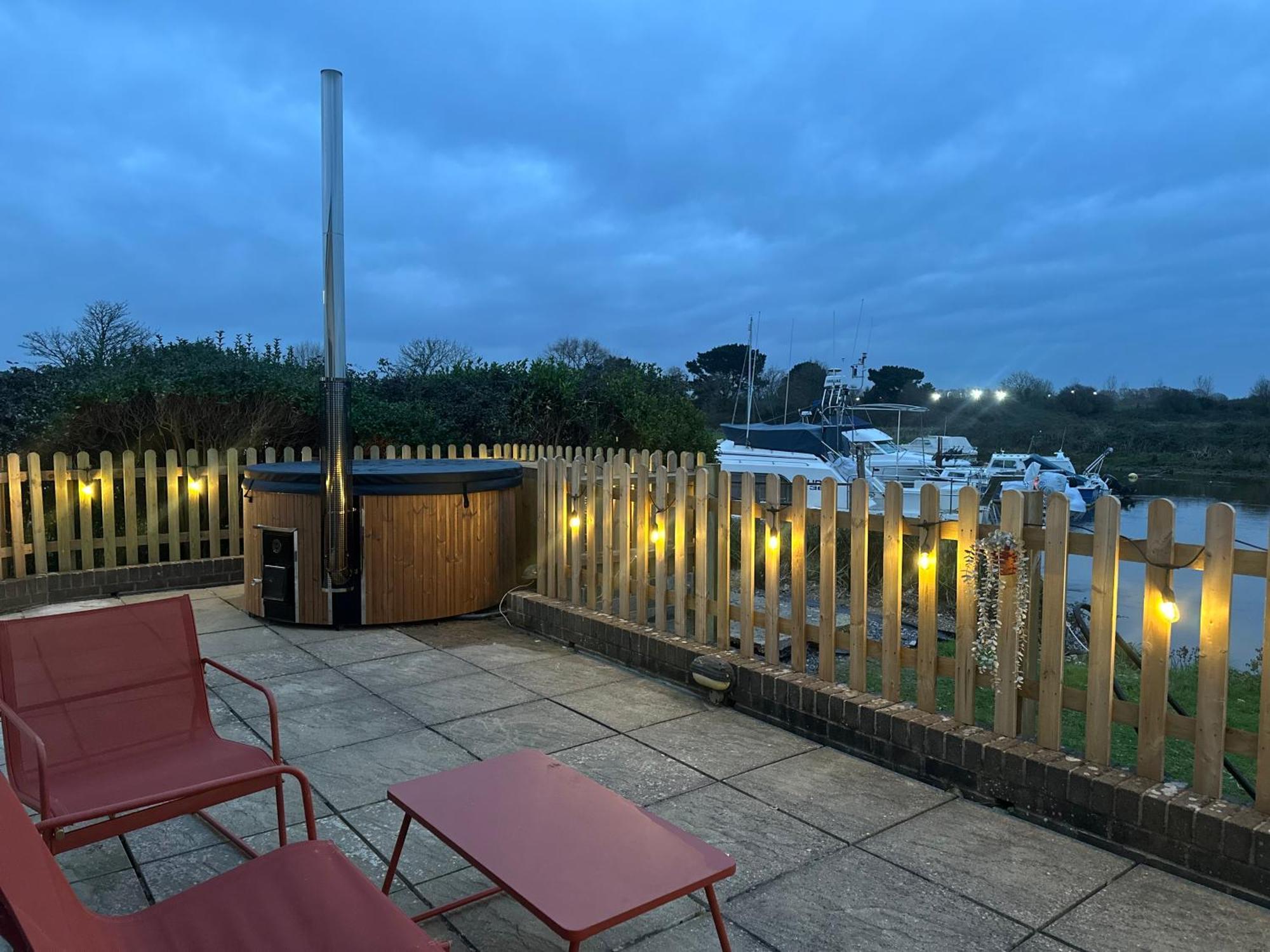 Hot Tub With A View - Christchurch Harbour Екстер'єр фото
