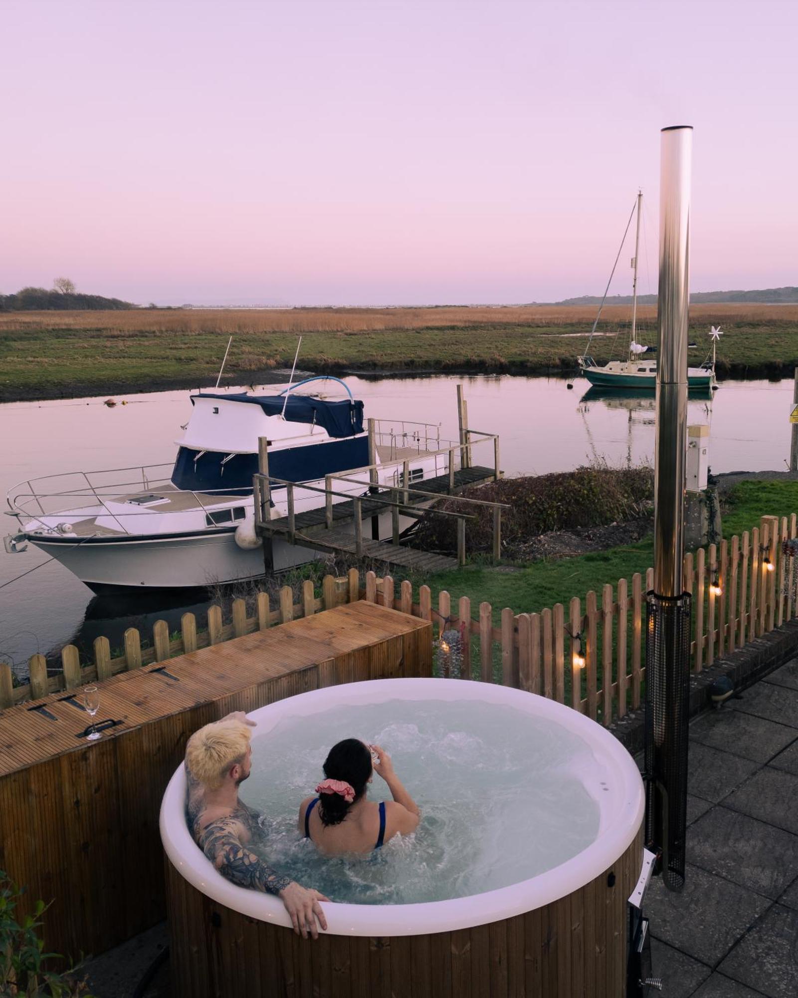 Hot Tub With A View - Christchurch Harbour Екстер'єр фото