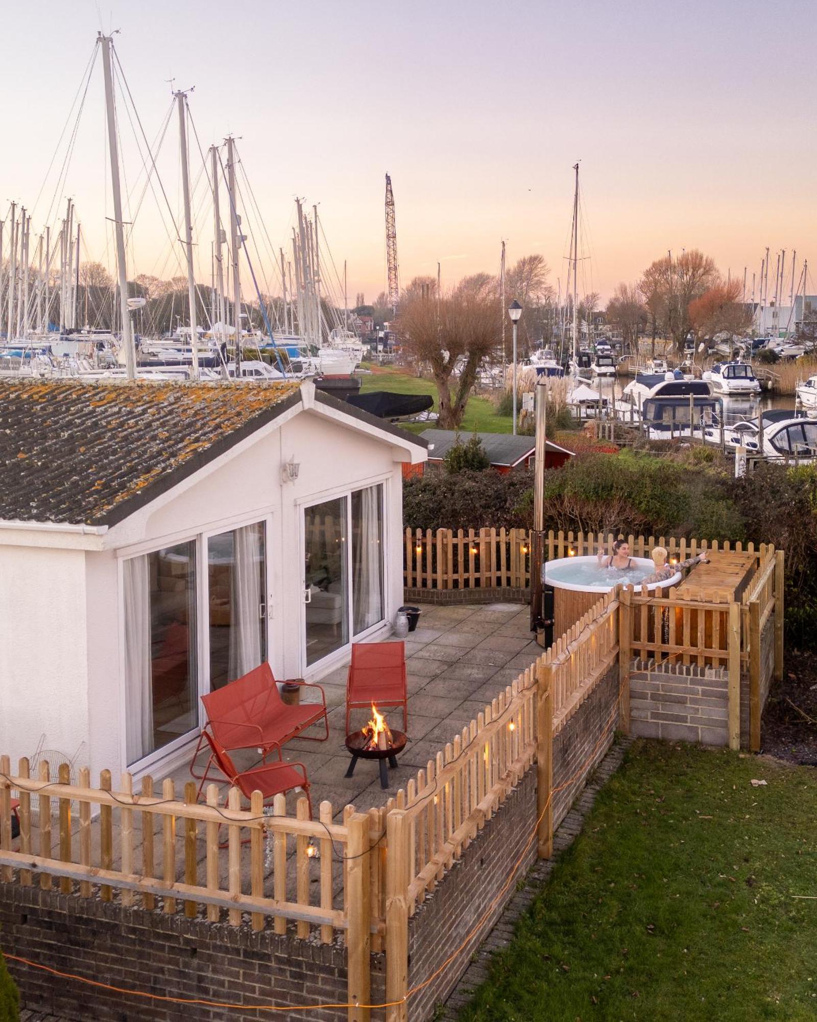 Hot Tub With A View - Christchurch Harbour Екстер'єр фото